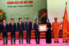 Вице-президент Данг Тхи Нгок Тхинь присвоил компании Electricity of Vietnam (EVN звание “Герой труда в обновлении” в знак признания ее вклада в национальное социально-экономическое развитие. (Фото: ВИА)