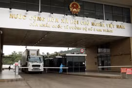 Контейнеры ждут растаможку в пограничный пункт номером 2 Кимтхань. (Фото: Куок Кхань, ВИА)