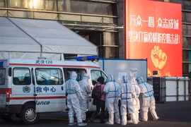 Пациенты, инфицированны COVID-19, доставлены на лечение в полевой госпиталь в Ухане, провинция Хубэй, Китай, 12 февраля 2020 года. (Фото: Синьхуа/ВИА)