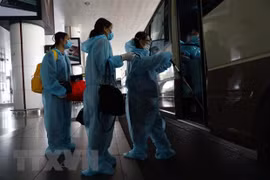 Вьетнамские граждане, вернувшиеся из-за границы, отпрваляются на концентрированный карантин (Фото: ВИА)