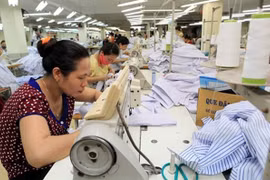 Работники Sai Dong Garment Company производят рубашки для экспорта в США, ЕС и Японию (Фото: ВИА)