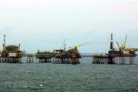 Нефтяные вышки PetroVietnam на месторождении Баххо (Фото: ВИА)
