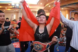 Вьетнамка Нгуен Тху Чу Ньи празднует победу в дисциплине WBO Asia Pacific по боксу в минимальном весе. (Фото: Нам Чунг/ВИА)