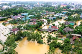 Поднявшаяся речная вода затопила большую часть коммуны Тханьан в районе Камло в центральной провинции Куангчи. (Фото: ВИА)
