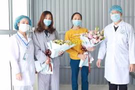 Два пациента, инфицированных COVID-19, были вылечены в районной больнице в «Эпидемическом центре Биньcюйен». (Фото: Хоанг[унг / ВИА)