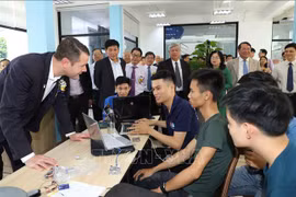 Обмен с зарубежными экспертами об идеях стартапа в Центре общественных инициатив и поддержки бизнеса. (Фото: Нгуен Ван Вьет / ВИА)