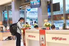 Пассажир стоит у кассы Vietjet Air в аэропорту (Фото: ВИА)