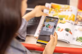 Покупатель сканирует QR-коды для покупки товаров онлайн (Фото: vinid.net)