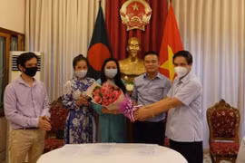 Посол Вьетнама в Бангладеше Фам Виет Тьиен (справа). (Фото: baoquocte.vn)