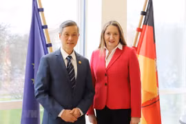 Председатель парламента немецкой земли Нижняя Саксония г-жа Габриэле Андретта и Посол Вьетнама в Германии Нгуен Минь Ву. (Фото: Мань Хунг)