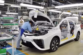 Рабочие собирают автомобиль на заводе Toyota во Вьетнаме. (Фото tapchitaichinh.vn)
