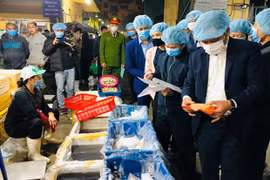 Инспекторы проверяют продукты в магазине морепродуктов на рынке Лонгбьен (Фото: hanoimoi.vn)