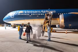 15-16 октября рейсом национального авиаперевозчика Vietnam Airlines из России было доставлено 370 вьетнамских граждан (фото: ВИА).