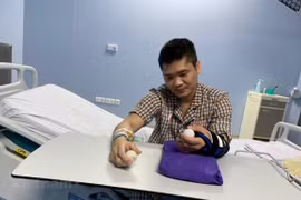 Фам Ван Выонг из Ханоя с "новой рукой". (Фото: Vietnam+)