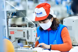Линия по производству масок для лица на Vinatex. Многие вьетнамские бренды подтвердили свою репутацию в условиях COVID-19. (Фото: hanoimoi.vn)