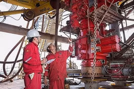 Работники на нефтяной вышке. (Фото: Корр./ВИА)