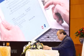 Премьер-министр Нгуен Суан Фук председательствует на заседании правительства в e-Cabinet (электронный кабинет). (Фото: Тхонг Нят/ВИА)