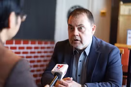 Председатель Экспертного совета Research Support Foundation «Workshop of Eurasian Ideas» Григорий Трофимчук отвечает корреспонденту ВИА в Москве. (Фото: Чан Хиеу/ВИА)