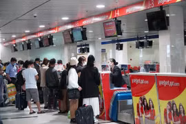 Пассажиры выстраиваются в очередь у стойки Vietjet Air (Фото: Vietjet Air)