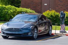 Электромобиль Tesla на зарядной станции. (Источник изображения: Tesla)
