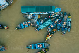 Люди выходят на рынок в 5 часов утра. От причала Нинькиеу можно сесть на моторную лодку, или же можно ходить пешком на береге реки до рынка. (Фото: Минь Шон/ВИА)