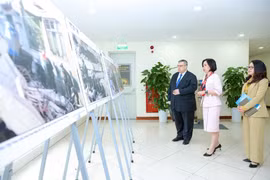 Журналист Юрий Денисович, руководитель представительства ТАСС (Россия), посетил фотовыставку ВИА. (Фото: Минь Шон/Vietnam+)