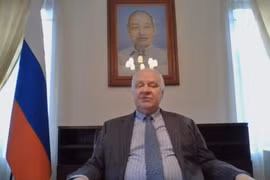 Посол РФ во Вьетнаме Константин Васильевич Внуков дает интервью по Skype. (Скриншот)