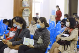 Рабочие потеряли работу из-за COVID-19 и ожидают страховку от безработицы. (Фото: Ань Туан/ВИА)