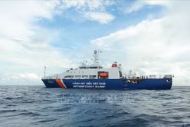 Судно береговой охраны 8001 (морское командование 3) является крупнейшим во Вьетнаме с большим количеством современного оборудования, работающим в водах Чыонгша (Спратли) Вьетнама. (Фото: ВИА)