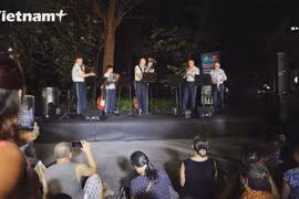 Квинтет Pacific Brass ВВС США играет вьетнамскую народную мелодию в пешеходной зоне Ханоя