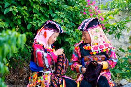 Женщины Ло Ло шьют и вышивают свои костюмы. (Фото: Нам Тхай/ВИА)