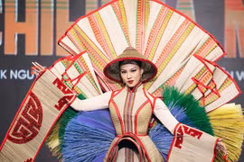 Национальный костюм "Chieu Ca Mau " от Нгуен Куок Виета. (Фото: Vietnam+)