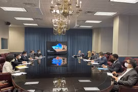 Заместитель министра Ле Куок Зоань и делегация Министерства сельского хозяйства и развития сельских местностей Вьетнама посетили и работали с заместителем министра Хафемайстером и коллегами из Министерства сельского хозяйства США. (Фото: Vietnam+)