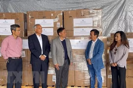 Г-н Дэвид Зыонг, американский экспатриант, председатель California Waste Solutions (CWS) представил Вьетнаму 250 кислородных аппаратов ИВЛ. (Фото: опубликовано ВИА)