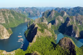 Вид на бухту Ланха сверху. (Фото: Vietnam +)