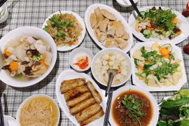 Один из самых простых праздничных столов в деревне Батчанг. (Фото: Май Май /Vietnam+)