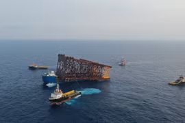 Спуск буровой базы в море. (Источник: petrotimes.vn)