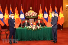 Церемония подписания контрактов на продажу электроэнергии между Vietnam Electricity и Thong-xop-thavi Group для кластера гидроэлектростанций Намнхыонг и кластера гидроэлектростанций Наммо. (Фото: ВИА)