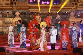 Показ аозай на хюэском фестивале 2018 года. (Фото: ВИА)