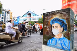 Образ врачей и медсестер на улицах Вьетнама. (Фото: ВИА / Vietnam+)
