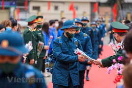 Более 4000 молодых людей в Ханое и 20 различных населенных пунктах по всей стране начинают службу в вооруженных силах и силах общественной безопасности 27 февраля в рамках воинской обязанности. (Фото: Vietnam +)