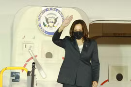 Вице-президент США Камала Харрис в международном аэропорту Нойбай, Ханой. (Фото: Лам Кхань / ВИА)