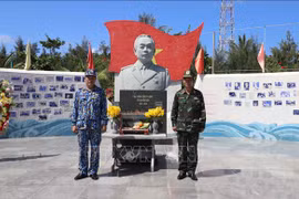 Контр-адмирал Фан Туан Хунг - заместитель командующего военно-морским флотом и генерал-майор, доцент-TS-BS, народный доктор Нгуен Хонг Сон, директор военного госпиталя № 175 перед статуей генерала Во Нгуен Зиап на острова Шонка. (Фото: ВИА)