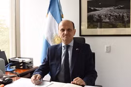 Посол Аргентины во Вьетнаме Луис Пабло Мария Бельтрамино дает интервью корреспонденту ВИА по случаю официального визита в Аргентину председателя Национального собрания Выонг Динь Хюэ. (Фото: ВИА)
