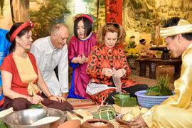 Иностранцы пробуют сами делать баньчынг. (Фото Vietnam +)