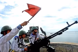 Солдаты на Чыонгша день и ночь поднимают бдительность, крепко держа оружие в руках, готовы сражаться и жертвовать, чтобы твердо защищать суверенитет священных моря и островов Отечества. (Фото: ВИА)