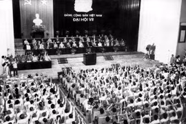 VII съезд КПВ собрался в столице Ханоя 24-27 июня 1991 года. На встрече присутствовали 1176 делегатов, представляющих более 2 миллионов членов партии страны. Товарищ До Мыой был избран Генеральным секретарем ЦК КПВ. (Фото: ВИА)