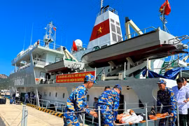 Доставка рыбаков с корабля № 571 на материк. (Фото: Тху Жанг/Vietnam+)