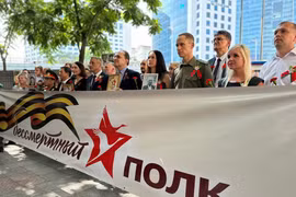 Делегаты приняли участие в параде «Бессмертный полк». (Фото: Вьет Дык/Vietnam+)