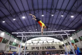 Спортсмены сборной по спортивной гимнастике тренируются в Ханойском национальном центре спортивной подготовки. (Фото: ВИА)